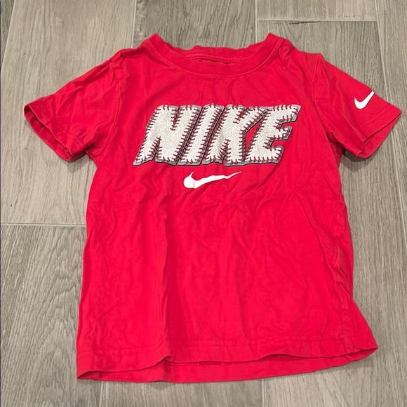 Nike Kids Red T-Shirt Size 4-5 - Picture 1 of 3